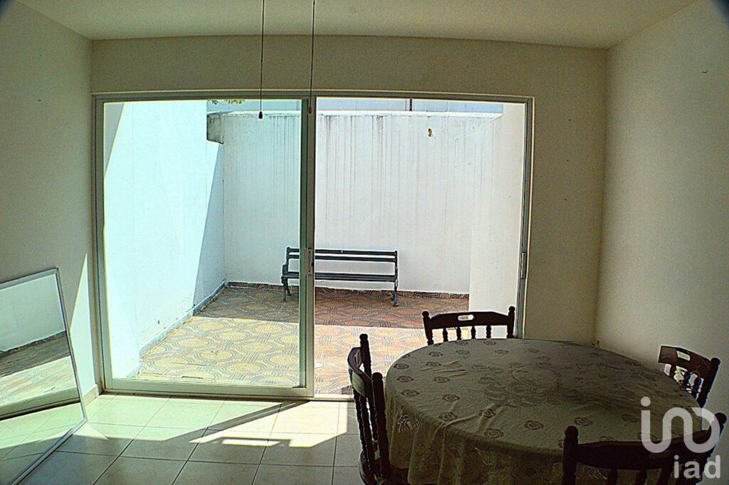 Casa en Residencial Puerta de Piedra  3 recamaras 2 1/2 banos - alberca jardines gimnasio seguridad