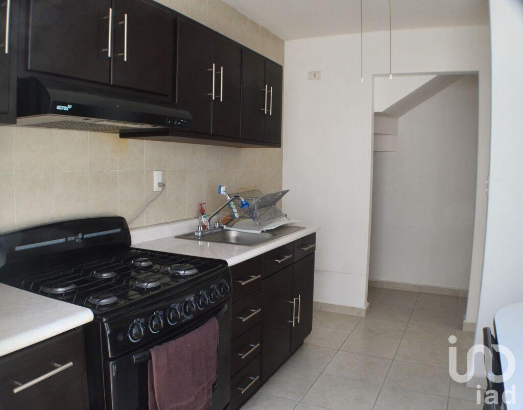 Casa en Residencial Puerta de Piedra  3 recamaras 2 1/2 banos - alberca jardines gimnasio seguridad