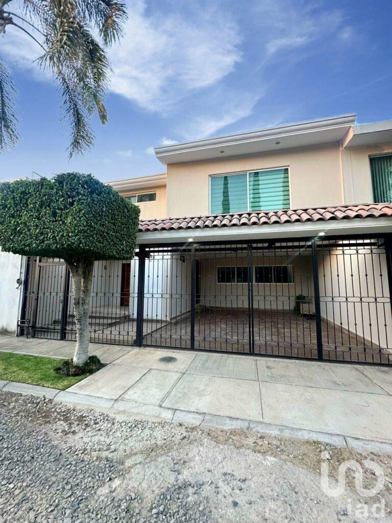 Casa en venta  en Colonia Jardines del Valle en Zapopan