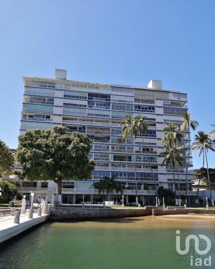 Se vende departamento en el condominio  los Cocos con playa y muelle privado en Acapulco