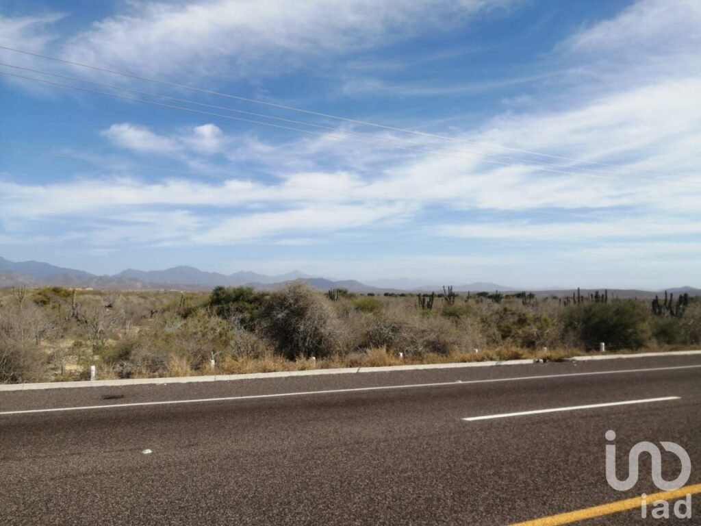 TERRENO SOBRE LA CARRETERA TRANSPENINSULAR LA PAZ - TODOS SANTOS