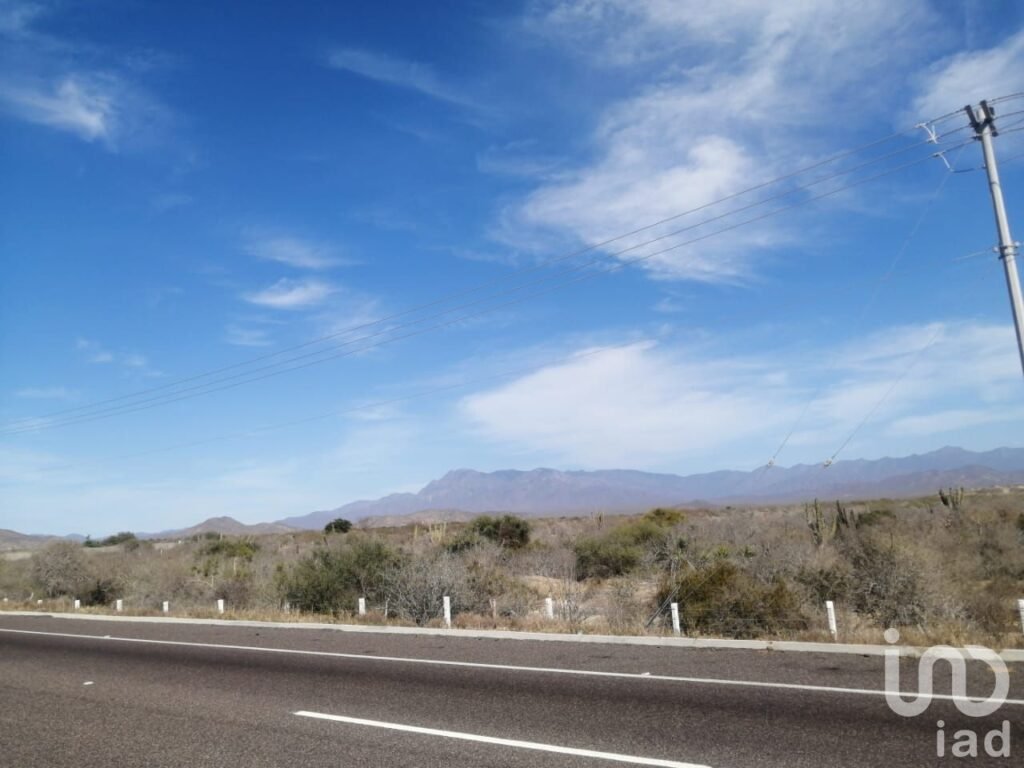 TERRENO SOBRE LA CARRETERA TRANSPENINSULAR LA PAZ - TODOS SANTOS