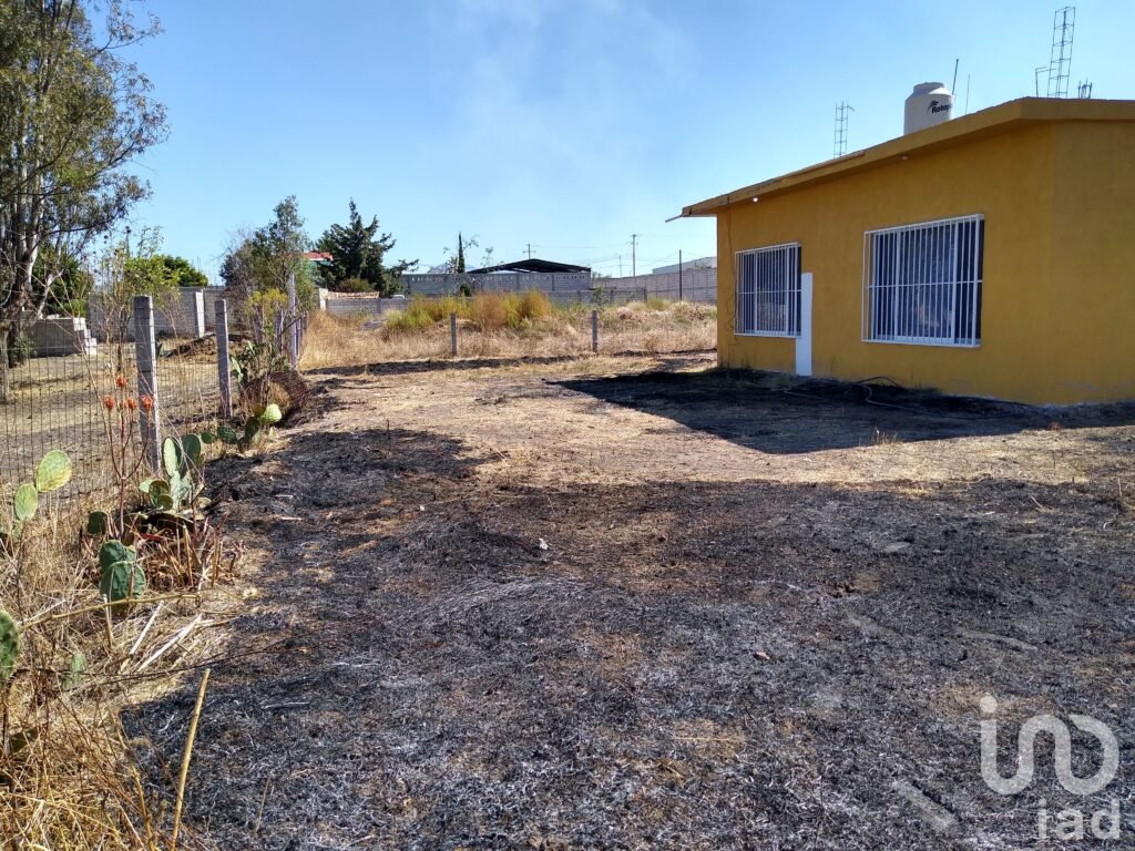 ¡Tranquilidad campestre y comodidad: hermosa casa con amplio terreno y servicios en Presa de Bravo!