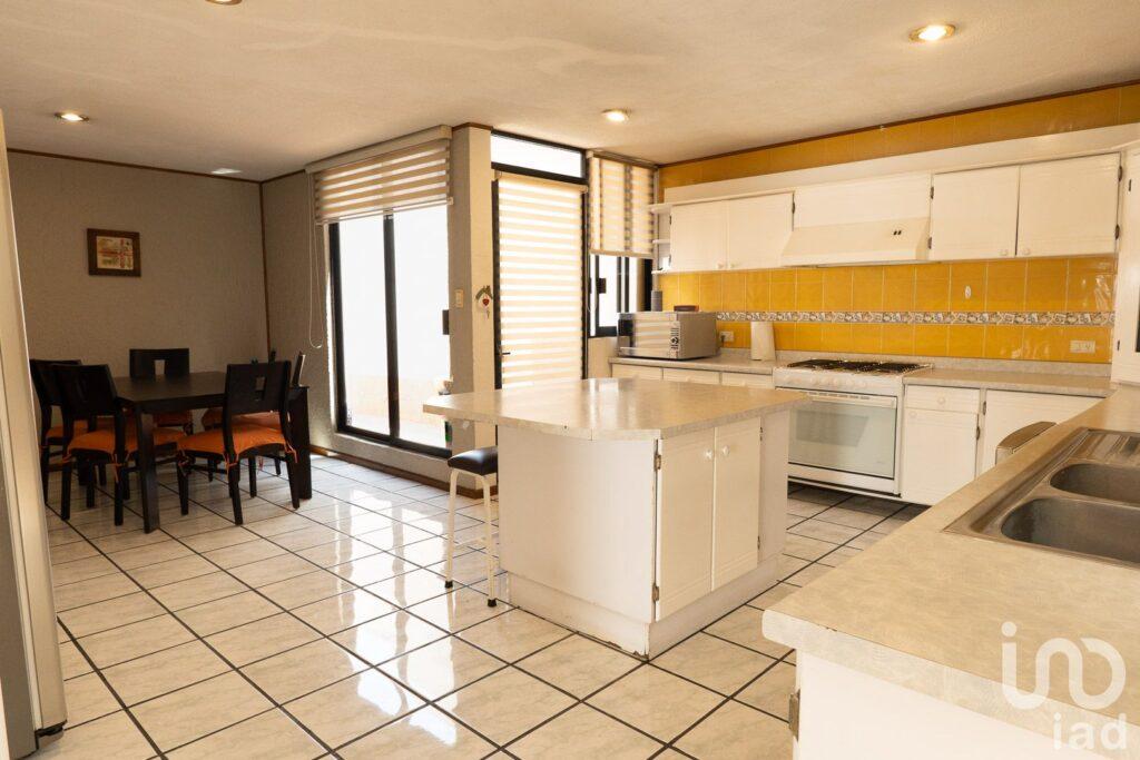 Casa Familiar en Zavaleta con Paneles Solares, Jacuzzi, Estudio y Fraccionamiento Privado