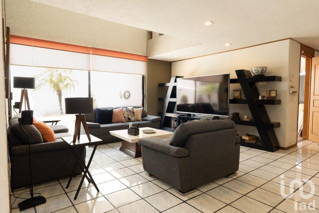 Casa Familiar en Zavaleta con Paneles Solares, Jacuzzi, Estudio y Fraccionamiento Privado