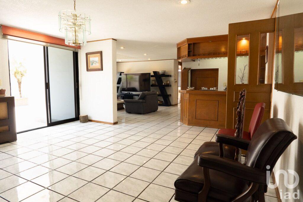 Casa Familiar en Zavaleta con Paneles Solares, Jacuzzi, Estudio y Fraccionamiento Privado