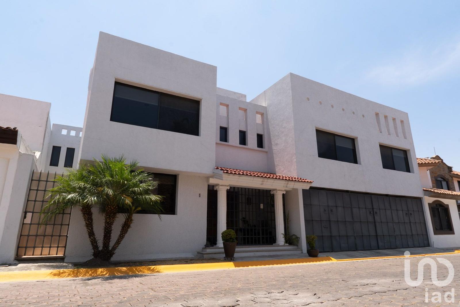 Casa Familiar en Zavaleta con Paneles Solares, Jacuzzi, Estudio y Fraccionamiento Privado