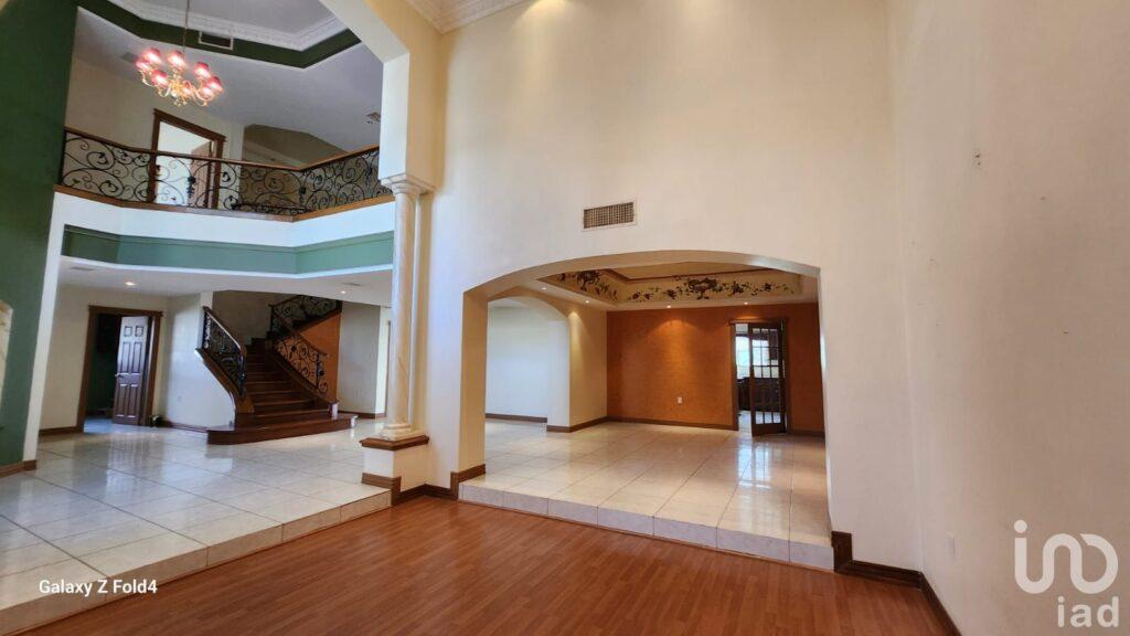 SE VENDE CASA SECTOR 2 DE CAMPOS ELISEOS DE 2 NIVENES CON ALBERCA