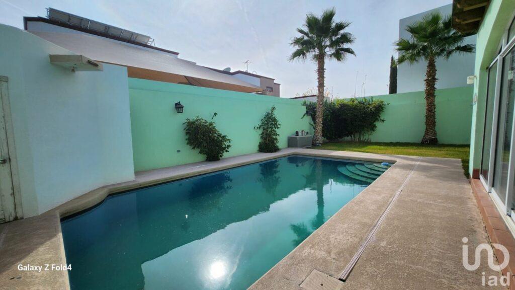 SE VENDE CASA SECTOR 2 DE CAMPOS ELISEOS DE 2 NIVENES CON ALBERCA