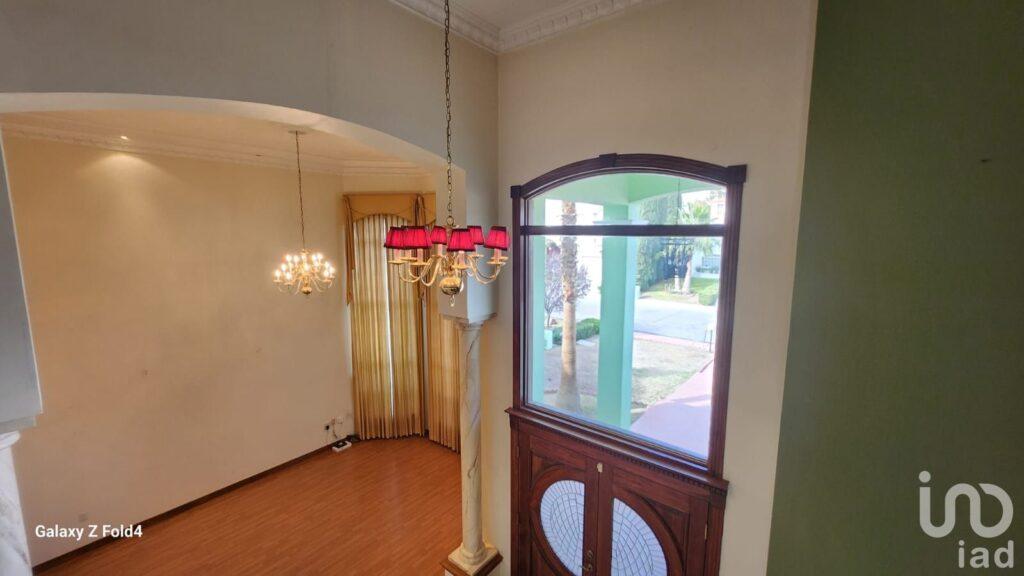 SE VENDE CASA SECTOR 2 DE CAMPOS ELISEOS DE 2 NIVENES CON ALBERCA