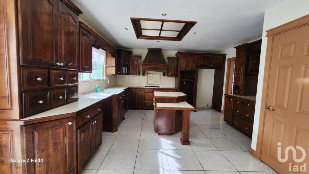 SE VENDE CASA SECTOR 2 DE CAMPOS ELISEOS DE 2 NIVENES CON ALBERCA