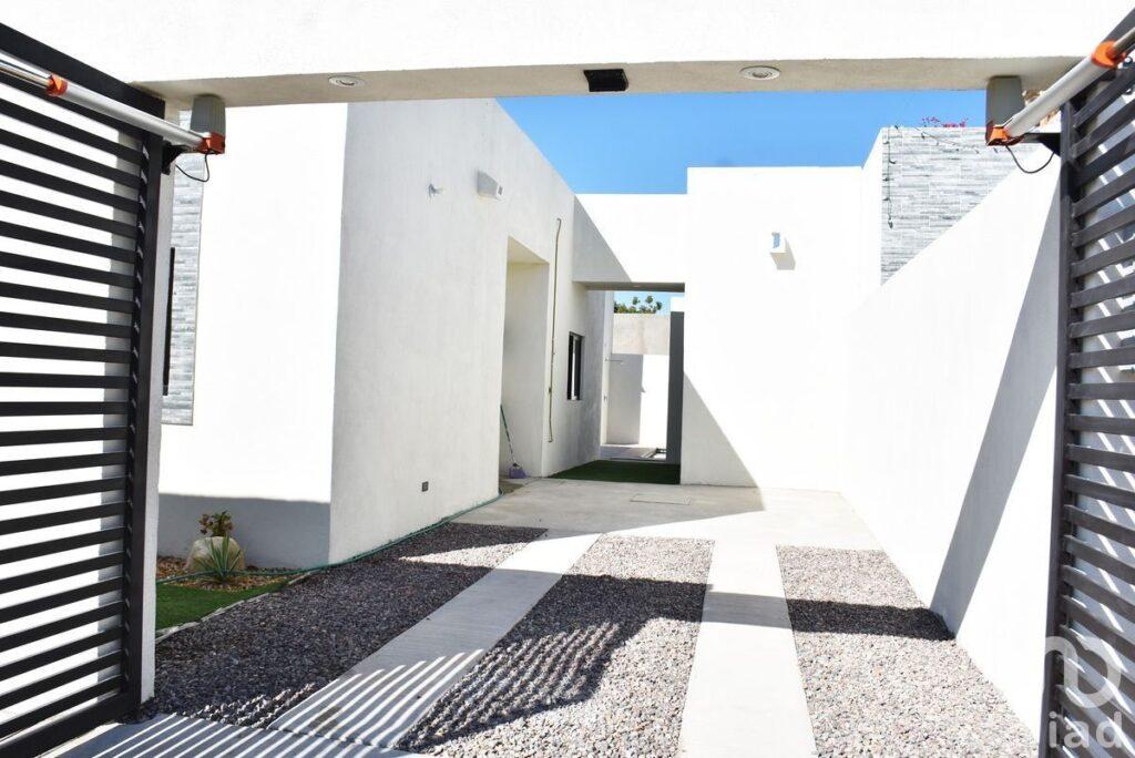 Casa en Centenario, LA PAZ B.C.S., amplia y acabado de lujo