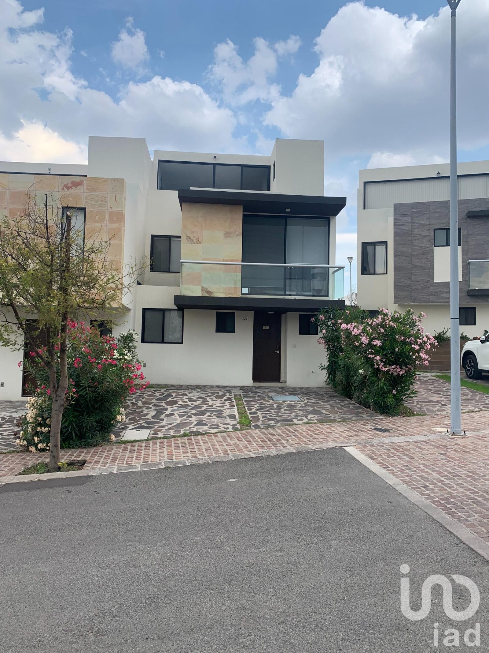 Venta de casa en Zibata Queretaro  4 habitaciones 5 Baños