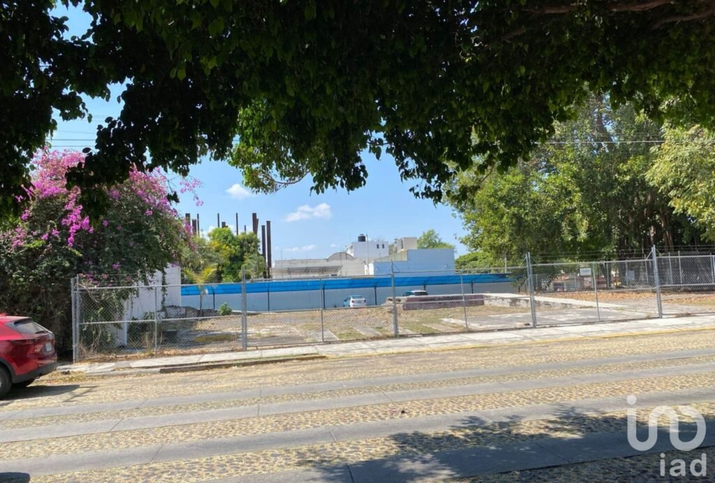 SE VENCE TERRENO EN ESQUINA EN COLIMA, MEXICO