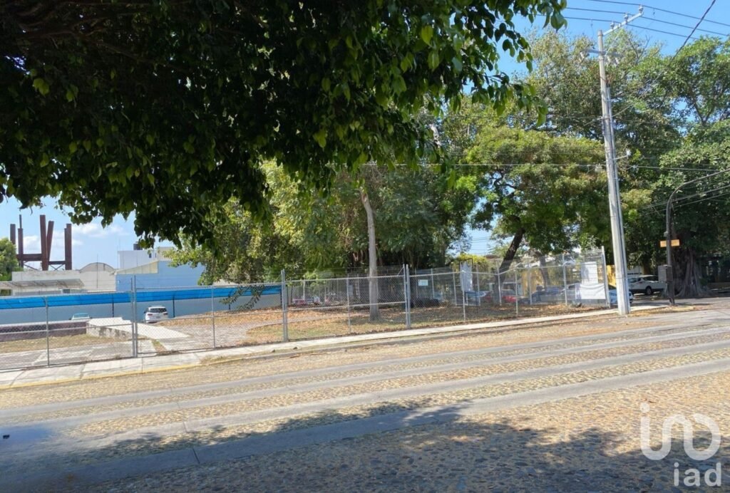 SE VENCE TERRENO EN ESQUINA EN COLIMA, MEXICO