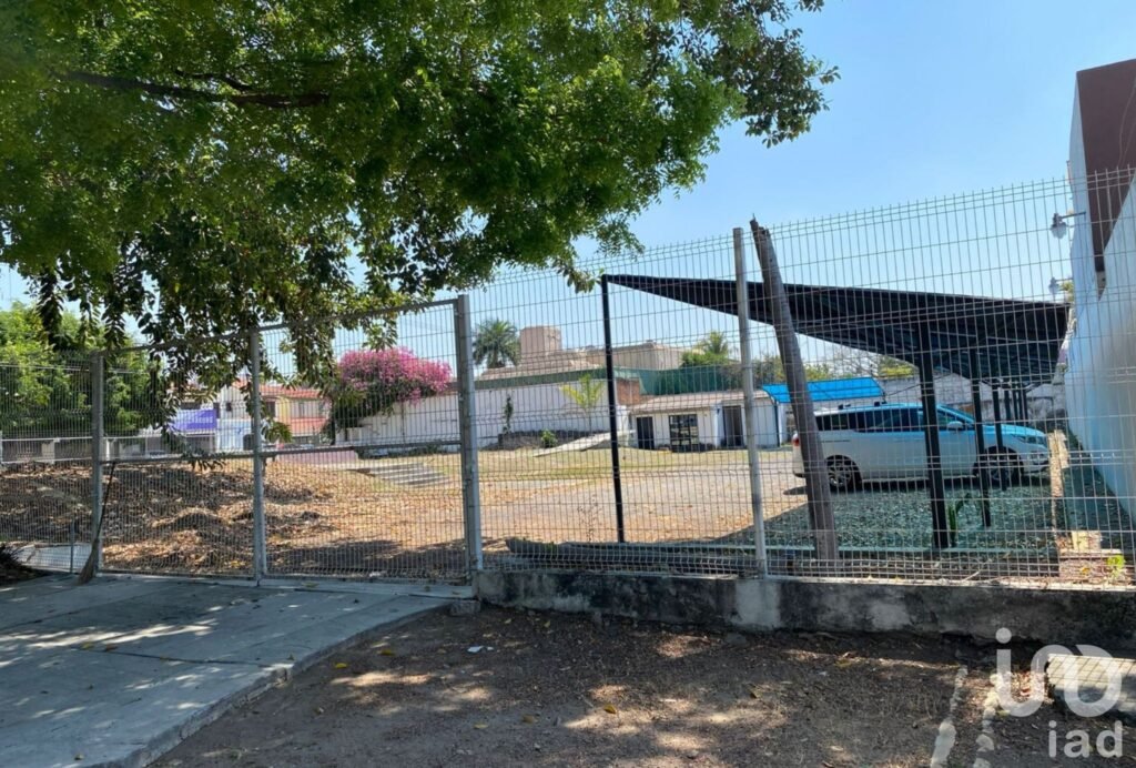 SE VENCE TERRENO EN ESQUINA EN COLIMA, MEXICO