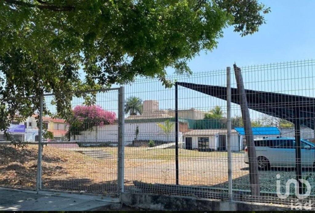 SE VENCE TERRENO EN ESQUINA EN COLIMA, MEXICO