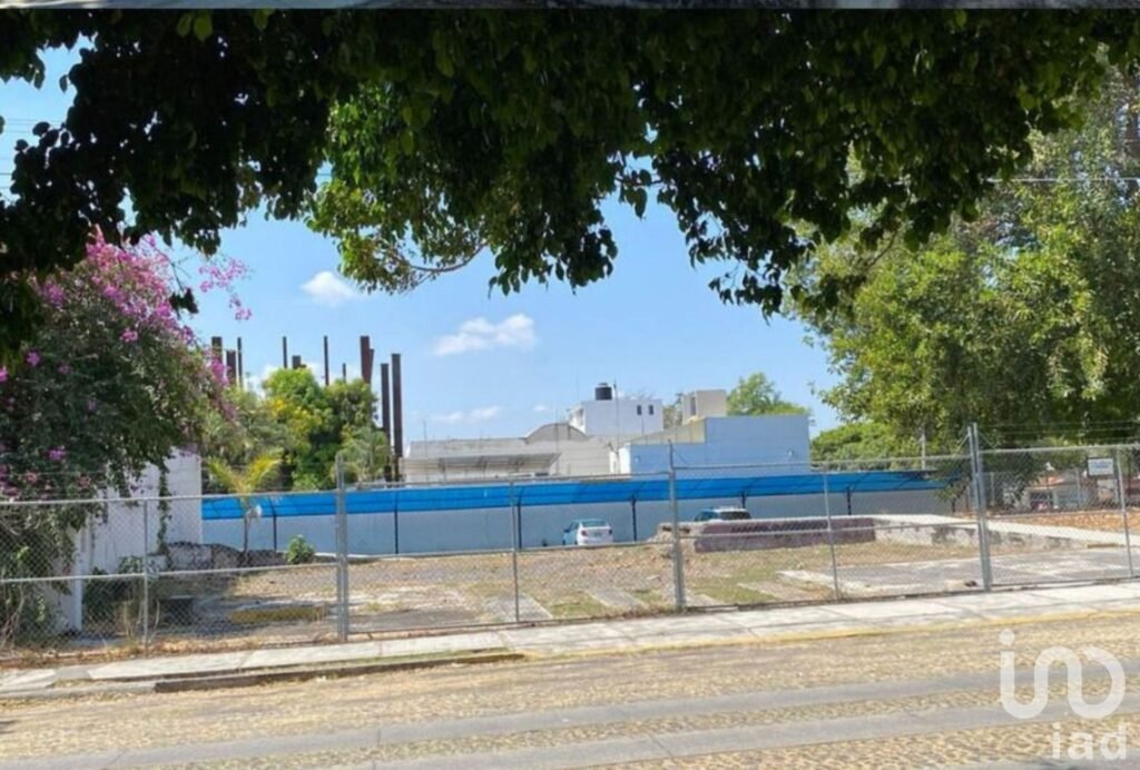 SE VENCE TERRENO EN ESQUINA EN COLIMA, MEXICO