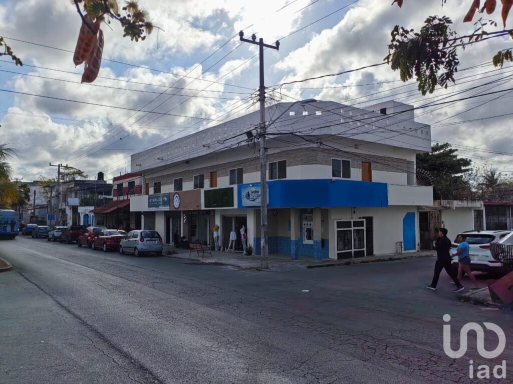 VENDO EDIFICIO EN AVENIDA, CON LOCALES Y DEPARTAMENTOS  EN CANCUN, Q. ROO