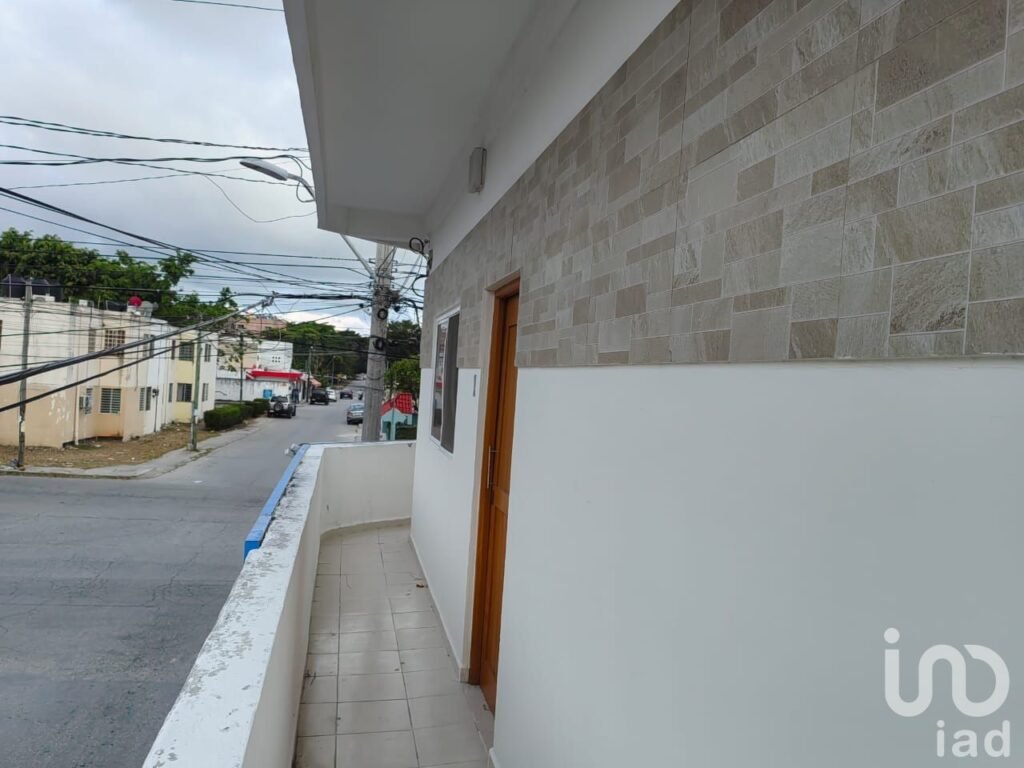 VENDO EDIFICIO EN AVENIDA, CON LOCALES Y DEPARTAMENTOS  EN CANCUN, Q. ROO