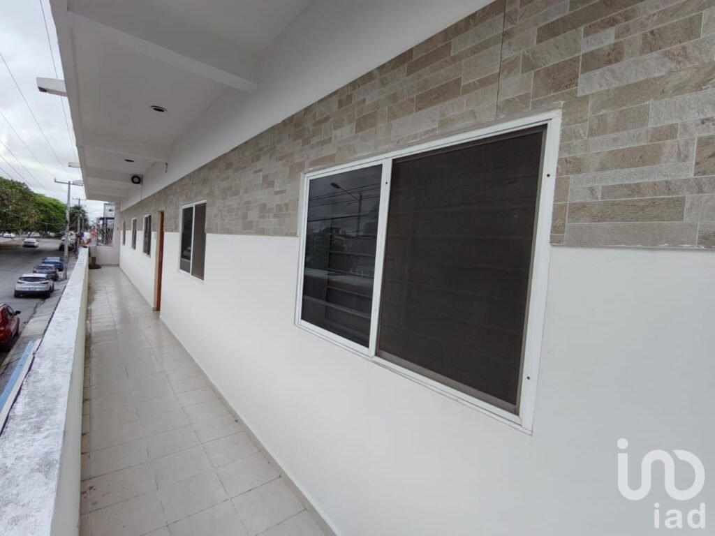 VENDO EDIFICIO EN AVENIDA, CON LOCALES Y DEPARTAMENTOS  EN CANCUN, Q. ROO