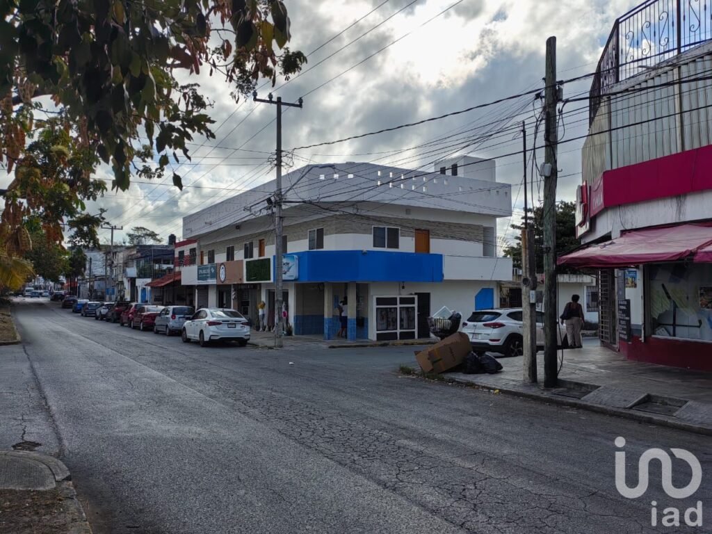 VENDO EDIFICIO EN AVENIDA, CON LOCALES Y DEPARTAMENTOS  EN CANCUN, Q. ROO