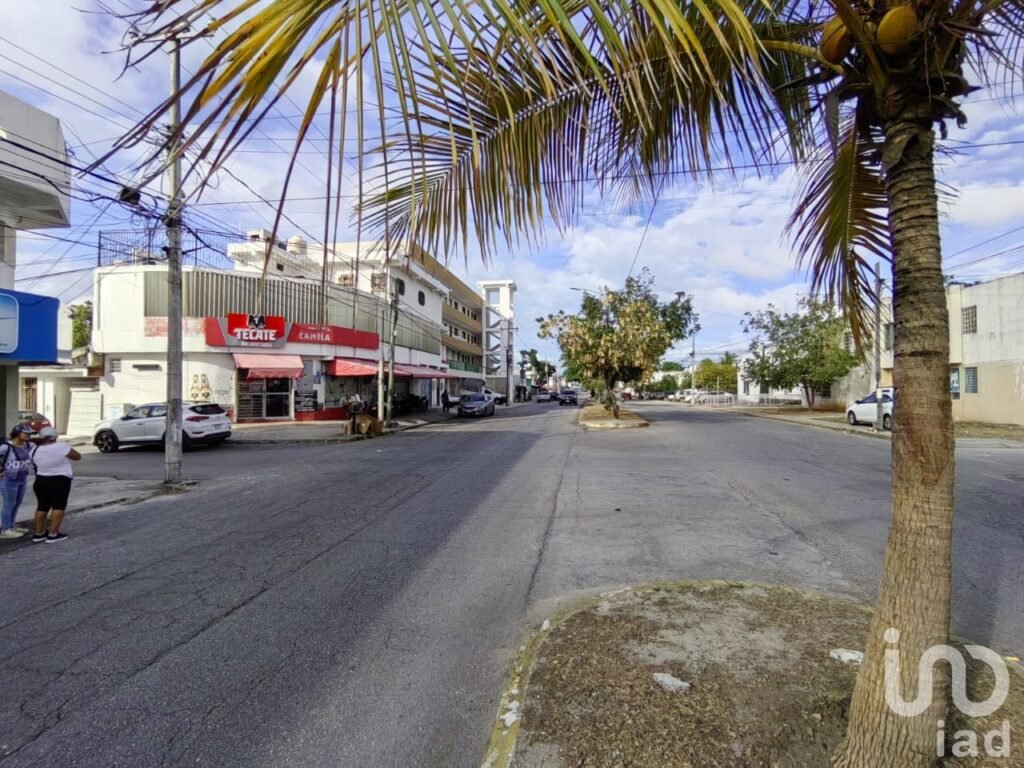 VENDO EDIFICIO EN AVENIDA, CON LOCALES Y DEPARTAMENTOS  EN CANCUN, Q. ROO