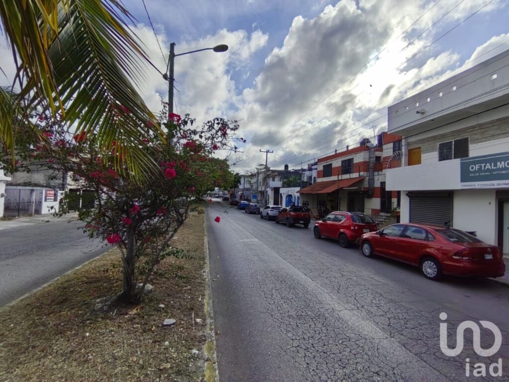 VENDO EDIFICIO EN AVENIDA, CON LOCALES Y DEPARTAMENTOS  EN CANCUN, Q. ROO