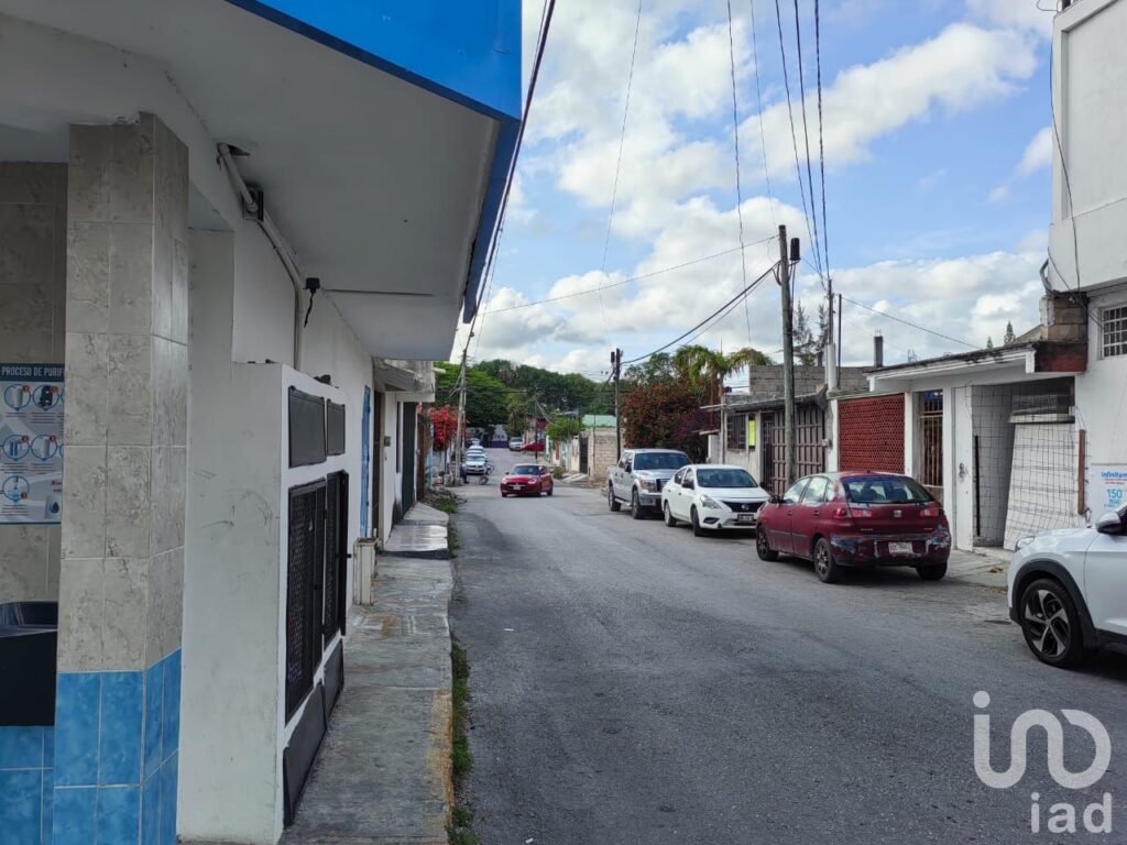 VENDO EDIFICIO EN AVENIDA, CON LOCALES Y DEPARTAMENTOS  EN CANCUN, Q. ROO