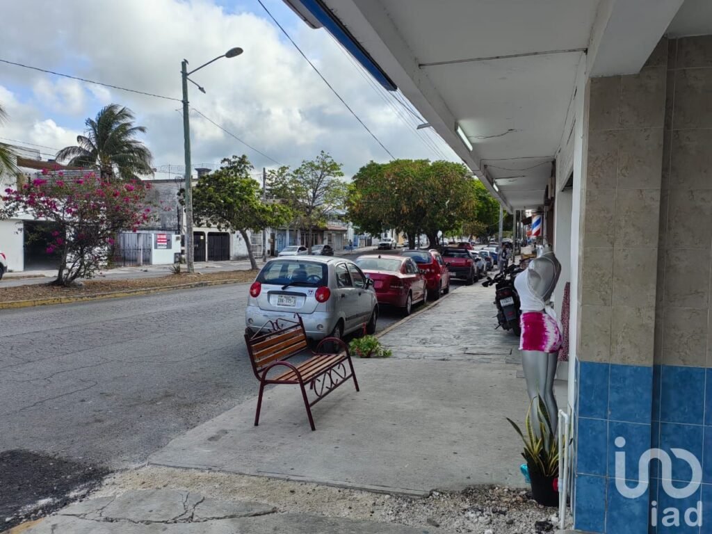 VENDO EDIFICIO EN AVENIDA, CON LOCALES Y DEPARTAMENTOS  EN CANCUN, Q. ROO
