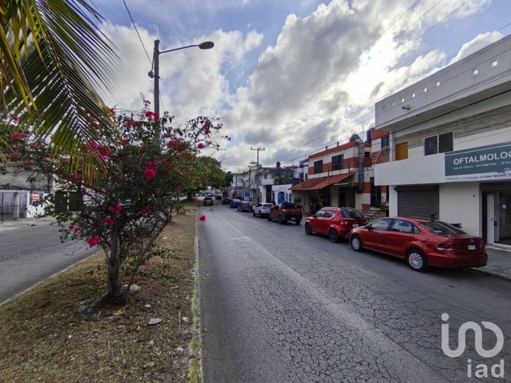 VENDO EDIFICIO EN AVENIDA, CON LOCALES Y DEPARTAMENTOS  EN CANCUN, Q. ROO