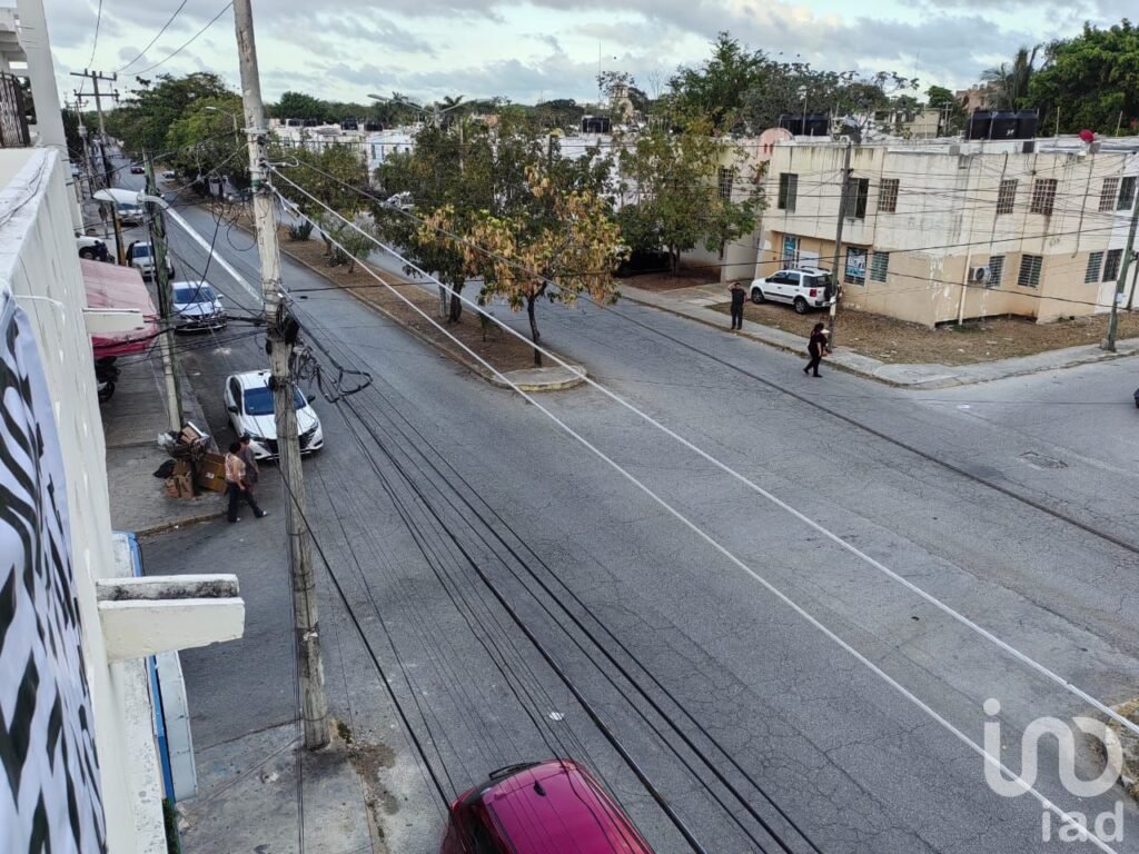 VENDO EDIFICIO EN AVENIDA, CON LOCALES Y DEPARTAMENTOS  EN CANCUN, Q. ROO