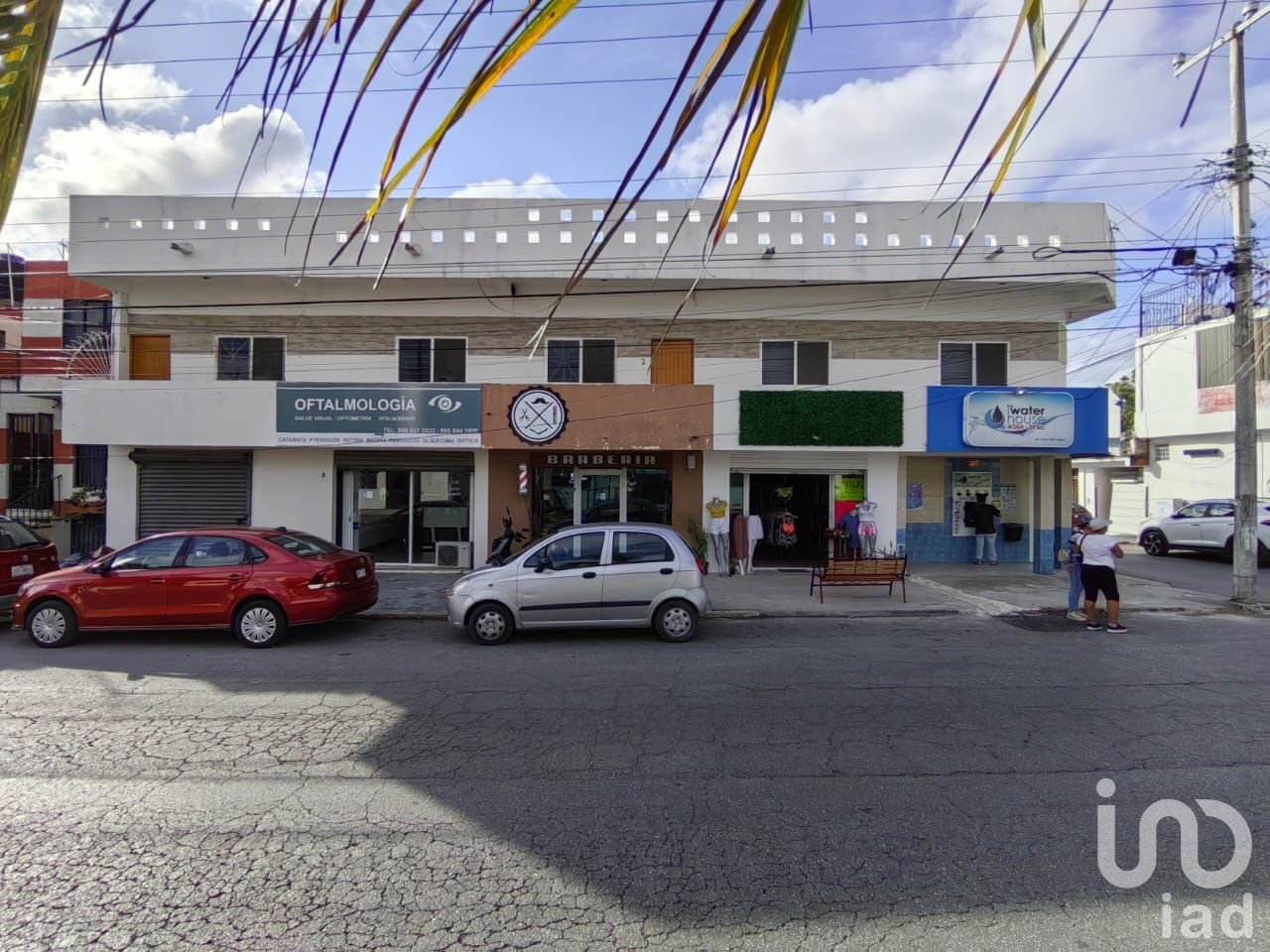 VENDO EDIFICIO EN AVENIDA, CON LOCALES Y DEPARTAMENTOS  EN CANCUN, Q. ROO