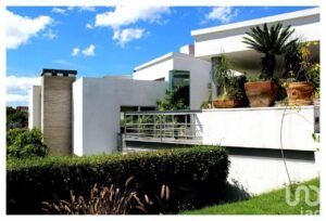 Casa con Alberca, Terraza y Asador en Zona Exclusiva de Lomas de Angelópolis