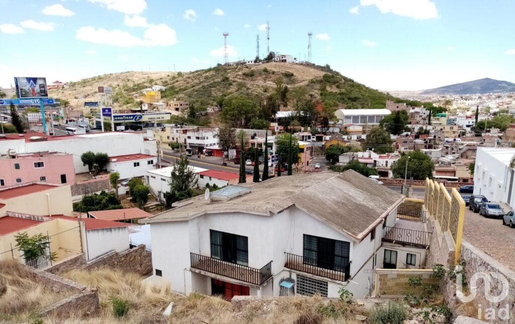 Casa con 7 amplias habitaciones, ideal para spa, terapias, oficina. Estacionamiento para 15 autos