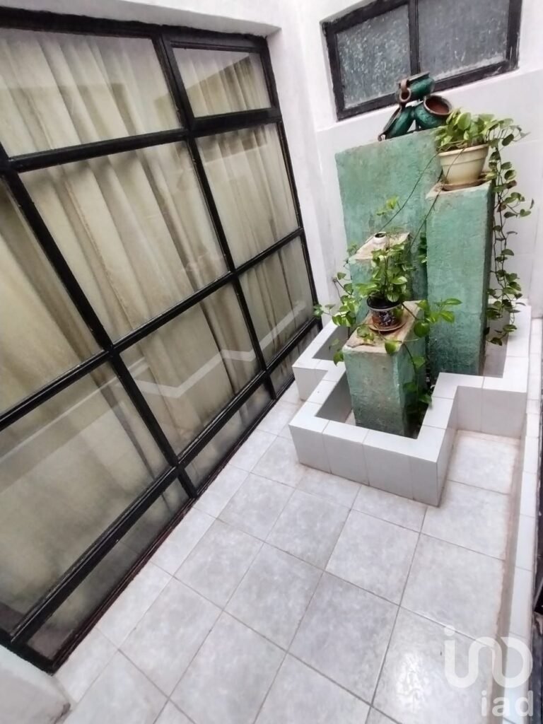 Casa con 7 amplias habitaciones, ideal para spa, terapias, oficina. Estacionamiento para 15 autos