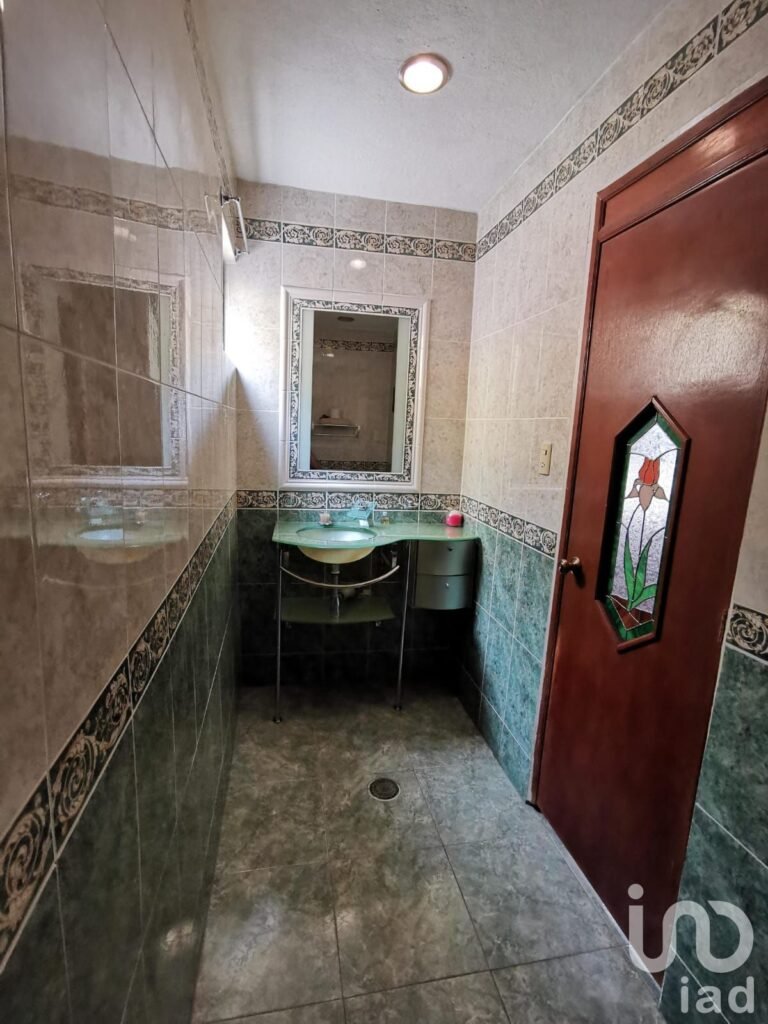 Casa con 7 amplias habitaciones, ideal para spa, terapias, oficina. Estacionamiento para 15 autos