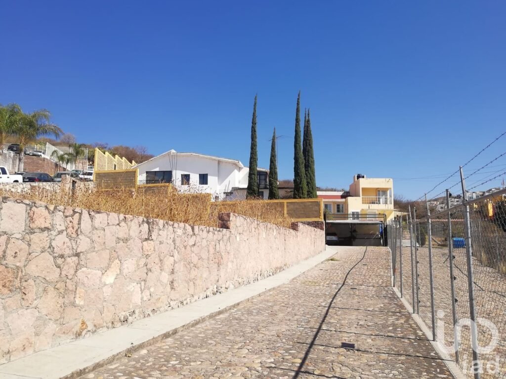 Casa con 7 amplias habitaciones, ideal para spa, terapias, oficina. Estacionamiento para 15 autos