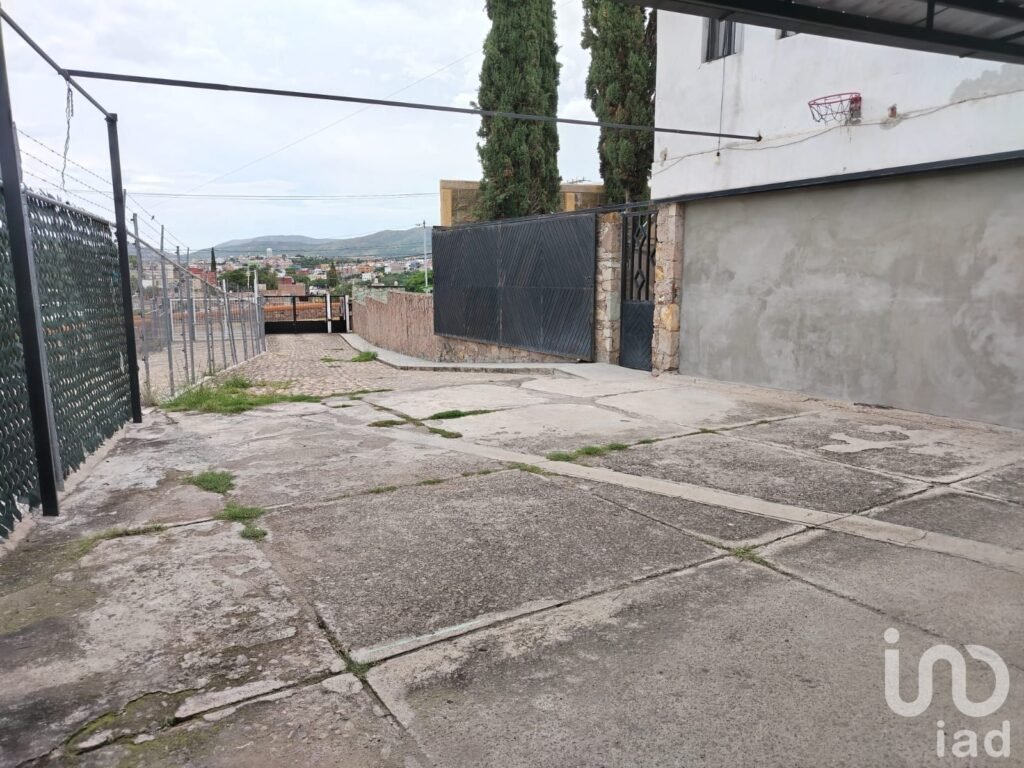 Casa con 7 amplias habitaciones, ideal para spa, terapias, oficina. Estacionamiento para 15 autos