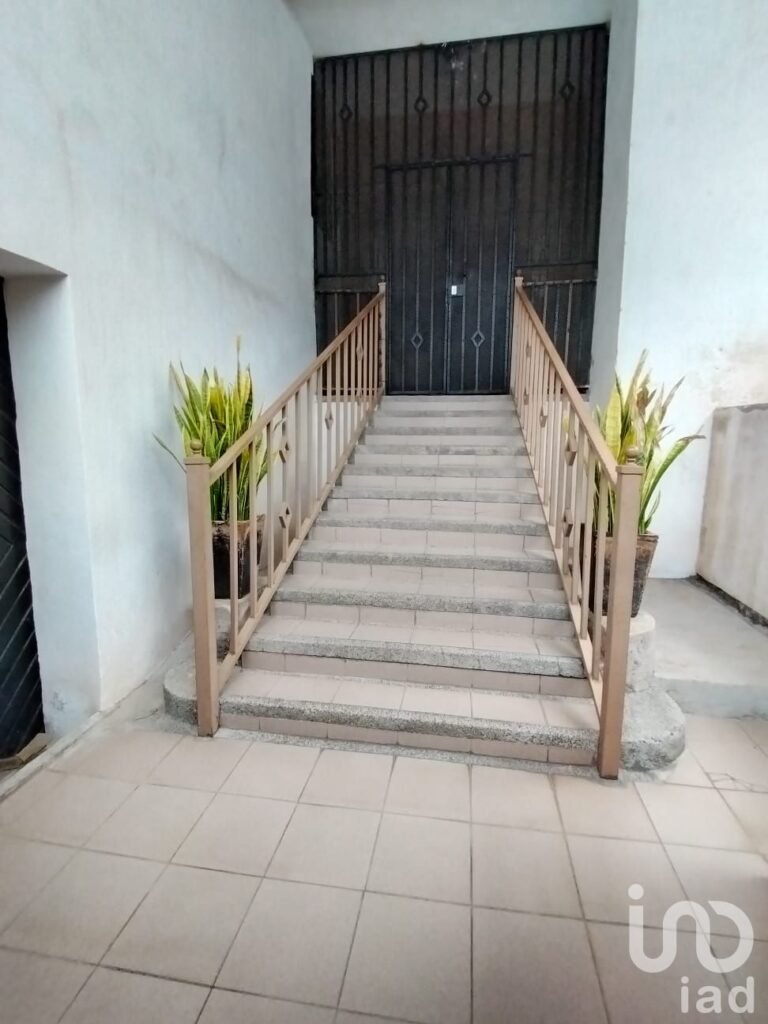 Casa con 7 amplias habitaciones, ideal para spa, terapias, oficina. Estacionamiento para 15 autos