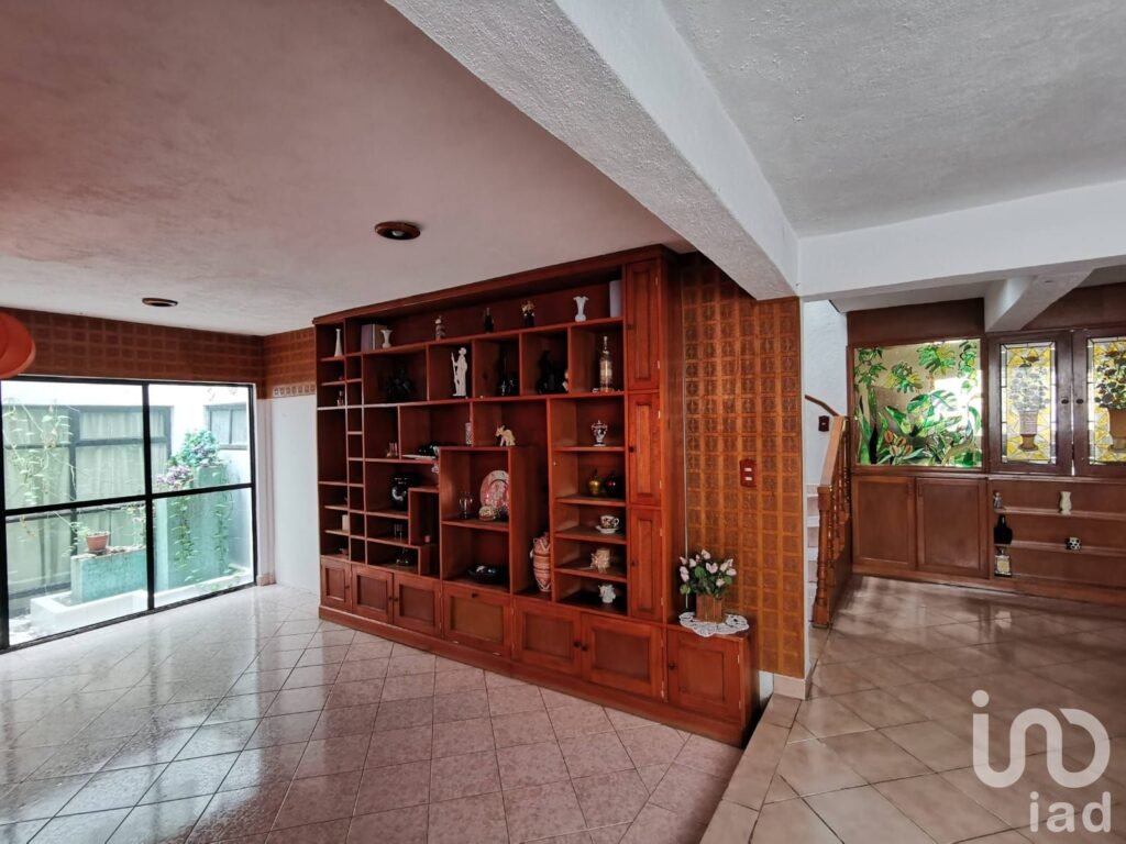 Casa con 7 amplias habitaciones, ideal para spa, terapias, oficina. Estacionamiento para 15 autos