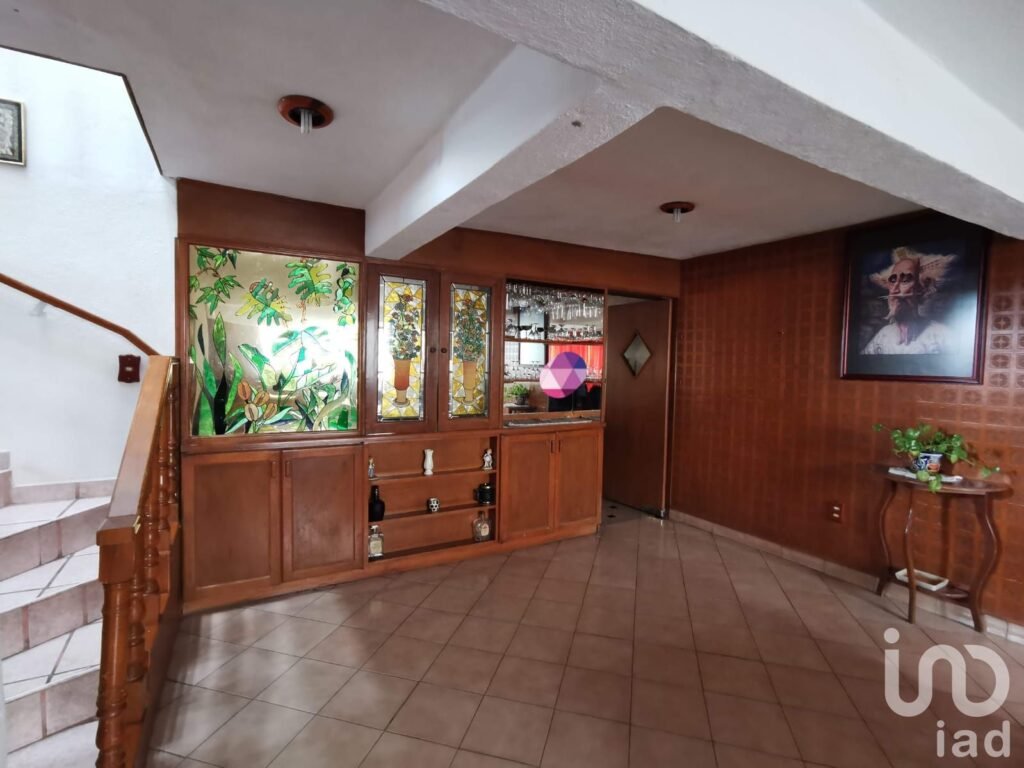 Casa con 7 amplias habitaciones, ideal para spa, terapias, oficina. Estacionamiento para 15 autos