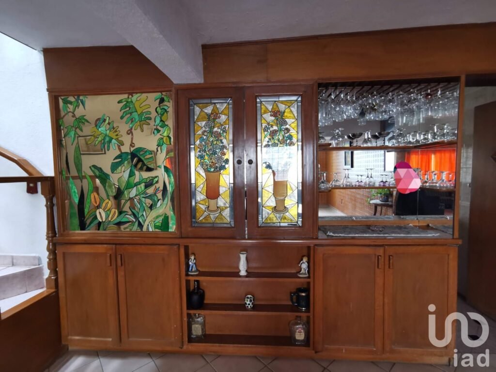 Casa con 7 amplias habitaciones, ideal para spa, terapias, oficina. Estacionamiento para 15 autos