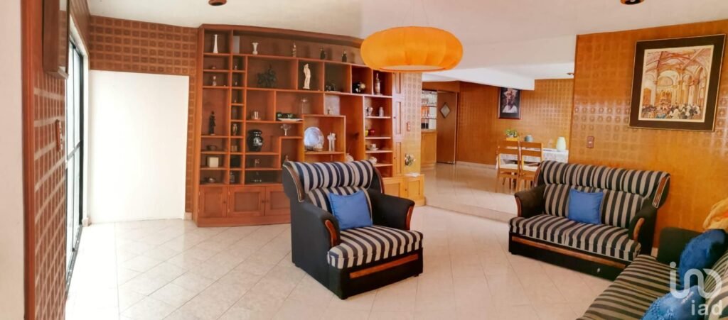 Casa con 7 amplias habitaciones, ideal para spa, terapias, oficina. Estacionamiento para 15 autos