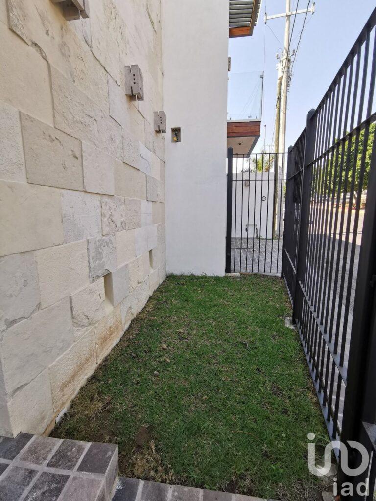 Residencia nueva con acabados de lujo, muy espaciosa, rooftop con jacuzzi en Villas de Irapuato