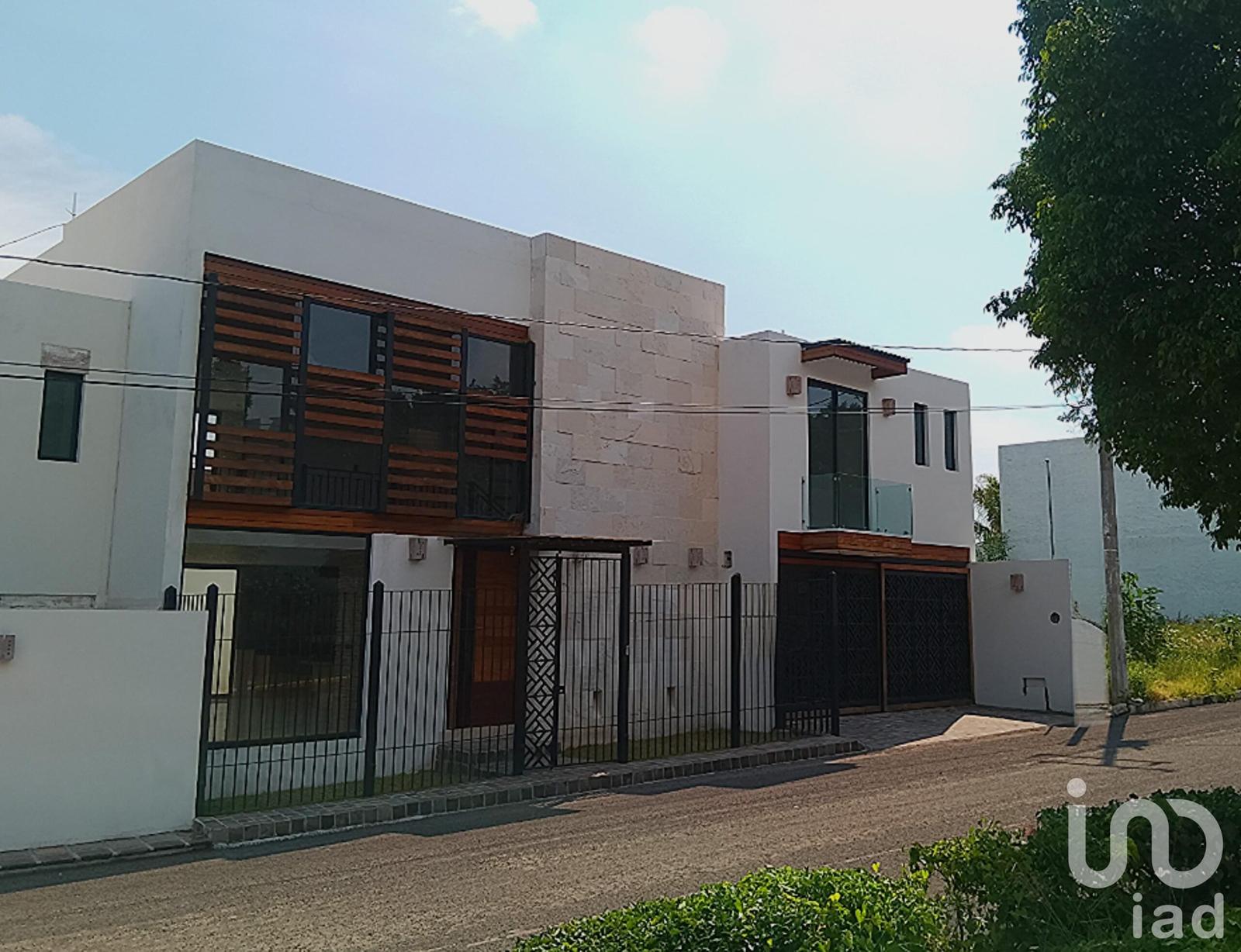 Residencia nueva con acabados de lujo, muy espaciosa, rooftop con jacuzzi en Villas de Irapuato