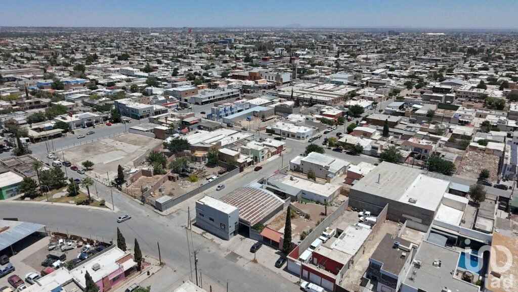 Bodega en Venta con Terreno por Insurgentes y Colombia