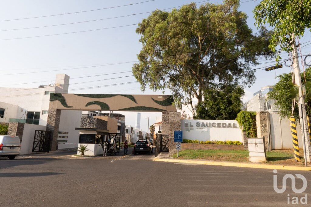 Terreno en exclusivo fraccionamiento con vigilancia 24/7 en El Saucedal, Puebla (2)