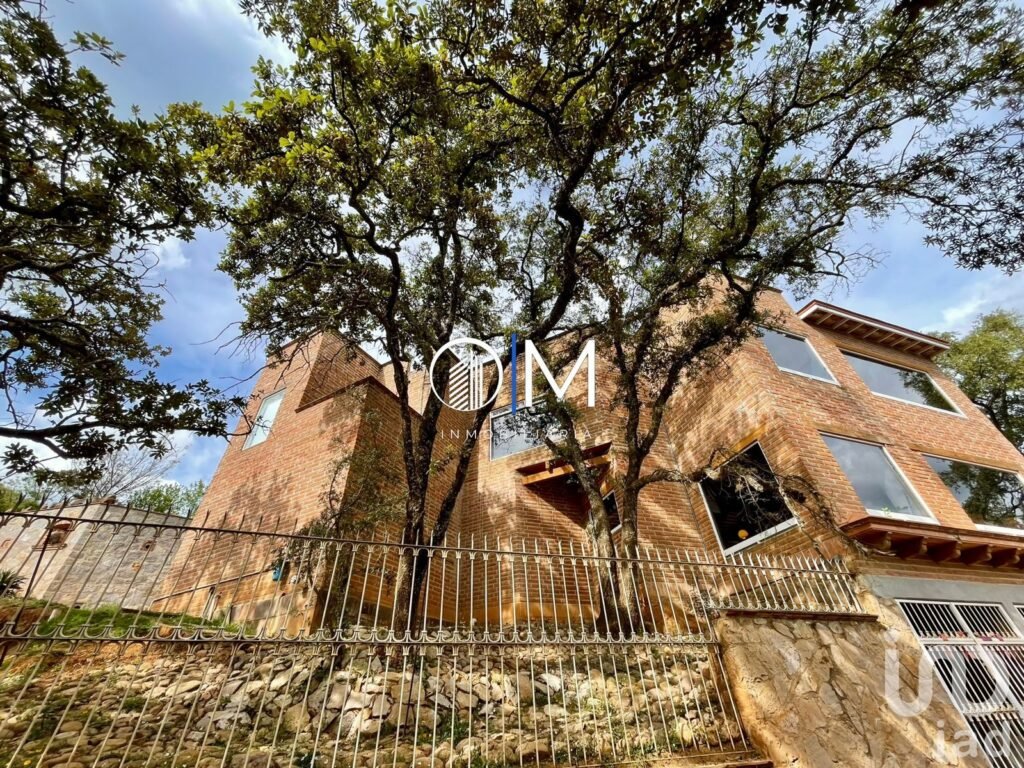 Casa de artista en Santa Rosa con amplios espacios y vista ESPECTACULAR