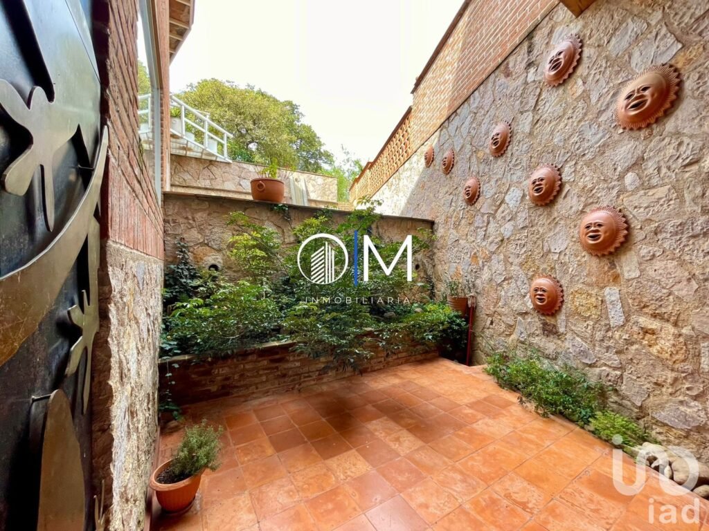 Casa de artista en Santa Rosa con amplios espacios y vista ESPECTACULAR